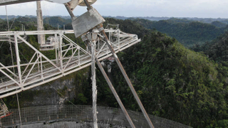 Una plataforma de 900 toneladas amenaza con destrozar el mítico radiotelescopio de Arecibo